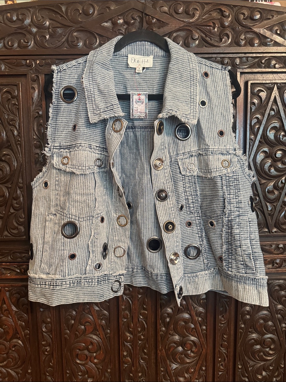 Oli & Hali - Grommet Embellished Sleeveless Jean Jacket